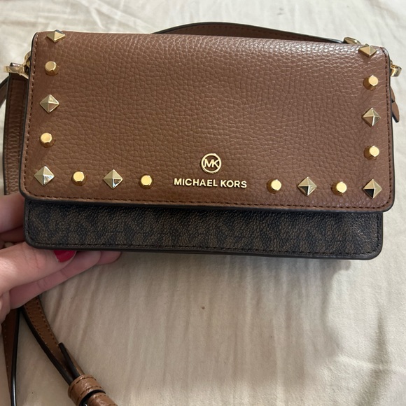 Micheal Kors Small studded Faux Leather and logo smartphone crossbody - Picture 1 of 8